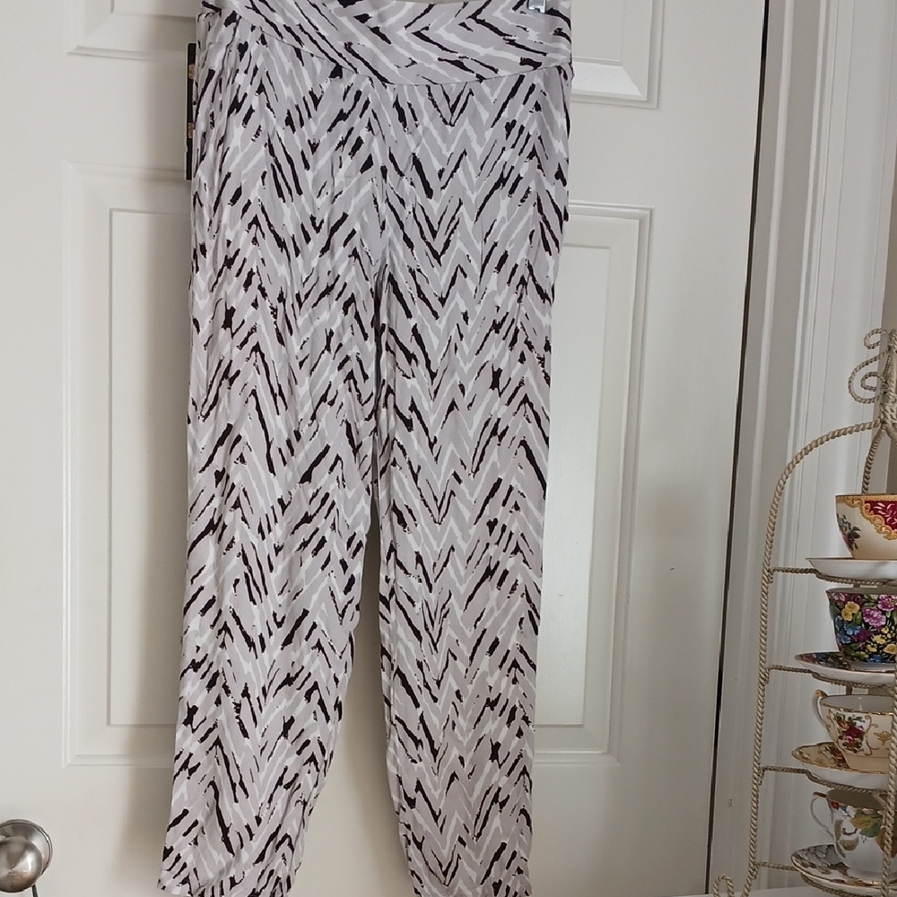 Women’s V-Neck Printed Relaxed Pants - White & Black